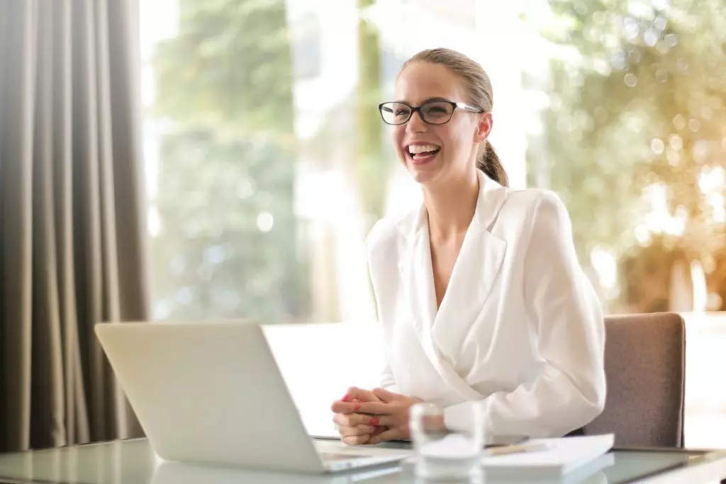 Foto de advogada sorridente que utiliza estratégias de advocacia digital